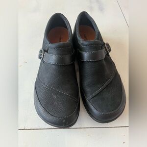 Merrell women’s Dassie buckle Black Leather slip-ons